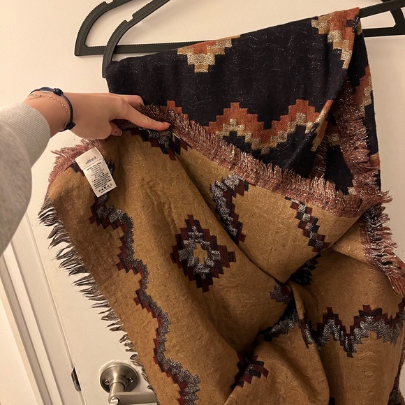 Geometric Patterned Scarf - Picture 4 of 6